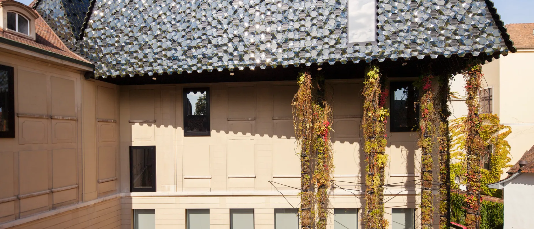 Blick in den Innenhof des Museums mit dem Museumsgebäude.