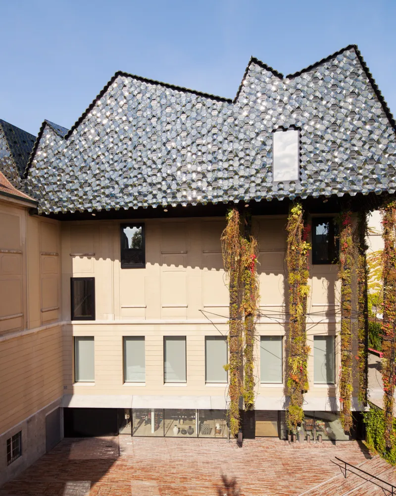 Blick in den Innenhof des Museums mit dem Museumsgebäude.