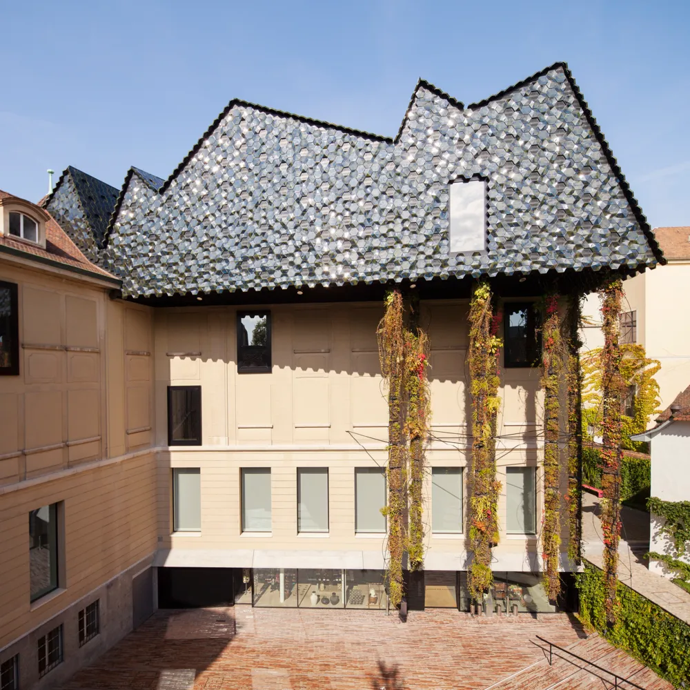 Blick in den Innenhof des Museums mit dem Museumsgebäude.