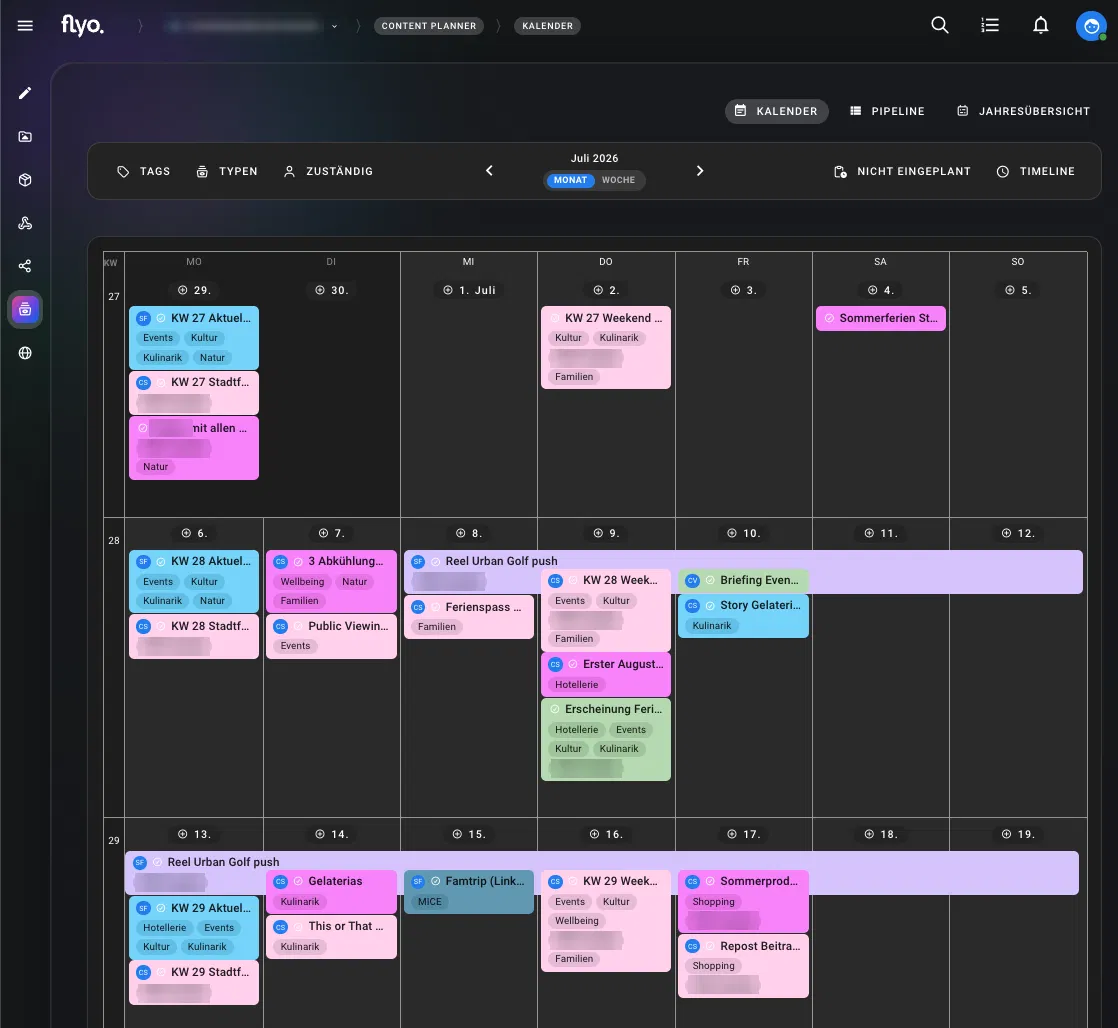 Kalender-Übersicht mit Wochenansicht Juli 2026: farbige Termin-Kacheln mit Labels wie Events, Kultur, Familie, Kulinarik und Urlaub, sowie Such- und Filterleiste im Interface.