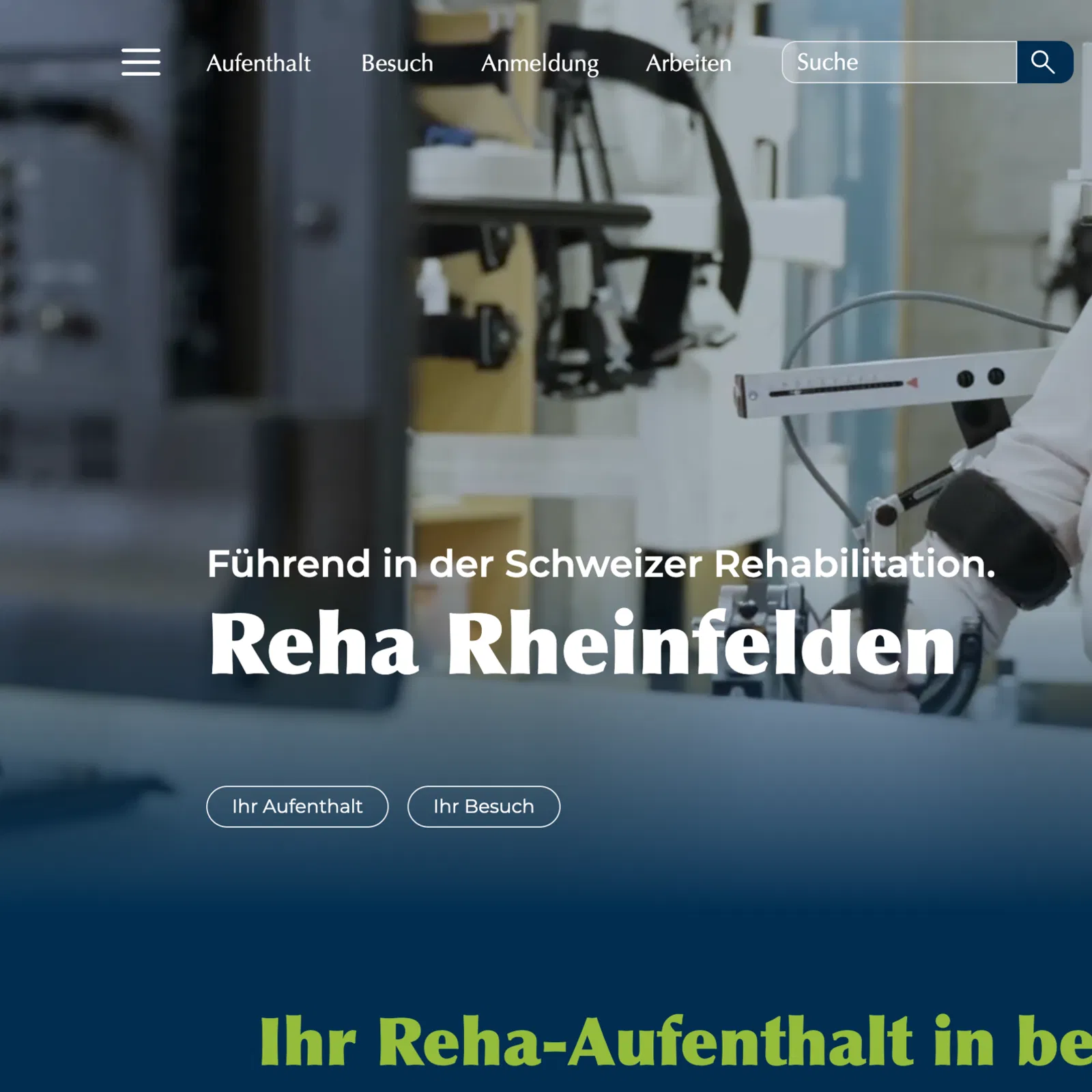 Ärztin/Patientin in weißem Kittel in einer Rehabilitationspraxis neben Reha-Gerät, Website-Startseite mit Text „Reha Rheinfelden“ und Navigationsmenü.