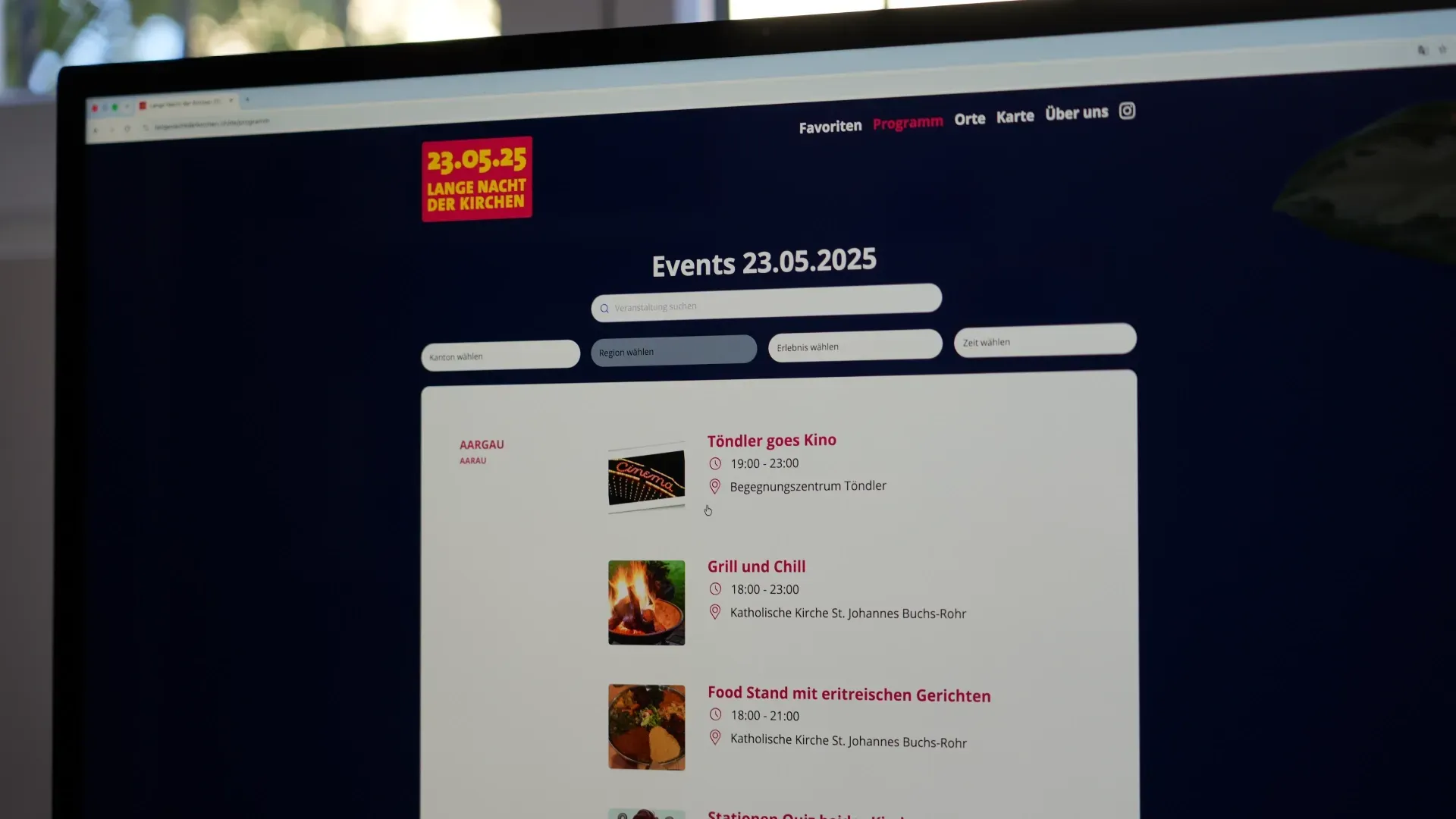 Laptop-Bildschirm mit Eventliste „Events 23.05.2025“ und Datum „23.05.25 Lange Nacht der Kirchen“, mit Programmboxen und Veranstaltungskacheln.