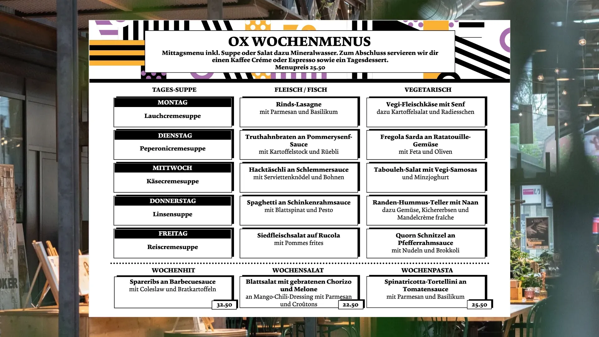 Wochenmenü-Tafel „OX WOCHENMENUS“ mit Tagesangeboten und Preisen in drei Spalten: Fleisch/Fisch, Vegetarisch sowie Wochenhit und Wochen­sale. In einem Restaurant an einer Wand hinter Glas.