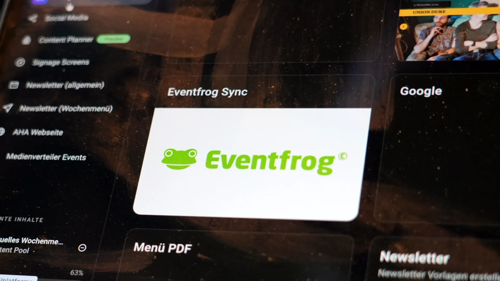 Eventfrog Sync Logo auf weißer Karte in einer Browser-Ansicht, umgeben von Menüeinträgen und Google-Wortmarke.