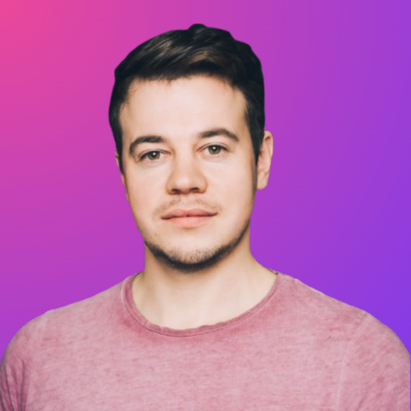 Porträt eines Mannes mit dunklem Haar und rosa T-Shirt vor pink-violettem Hintergrund.
