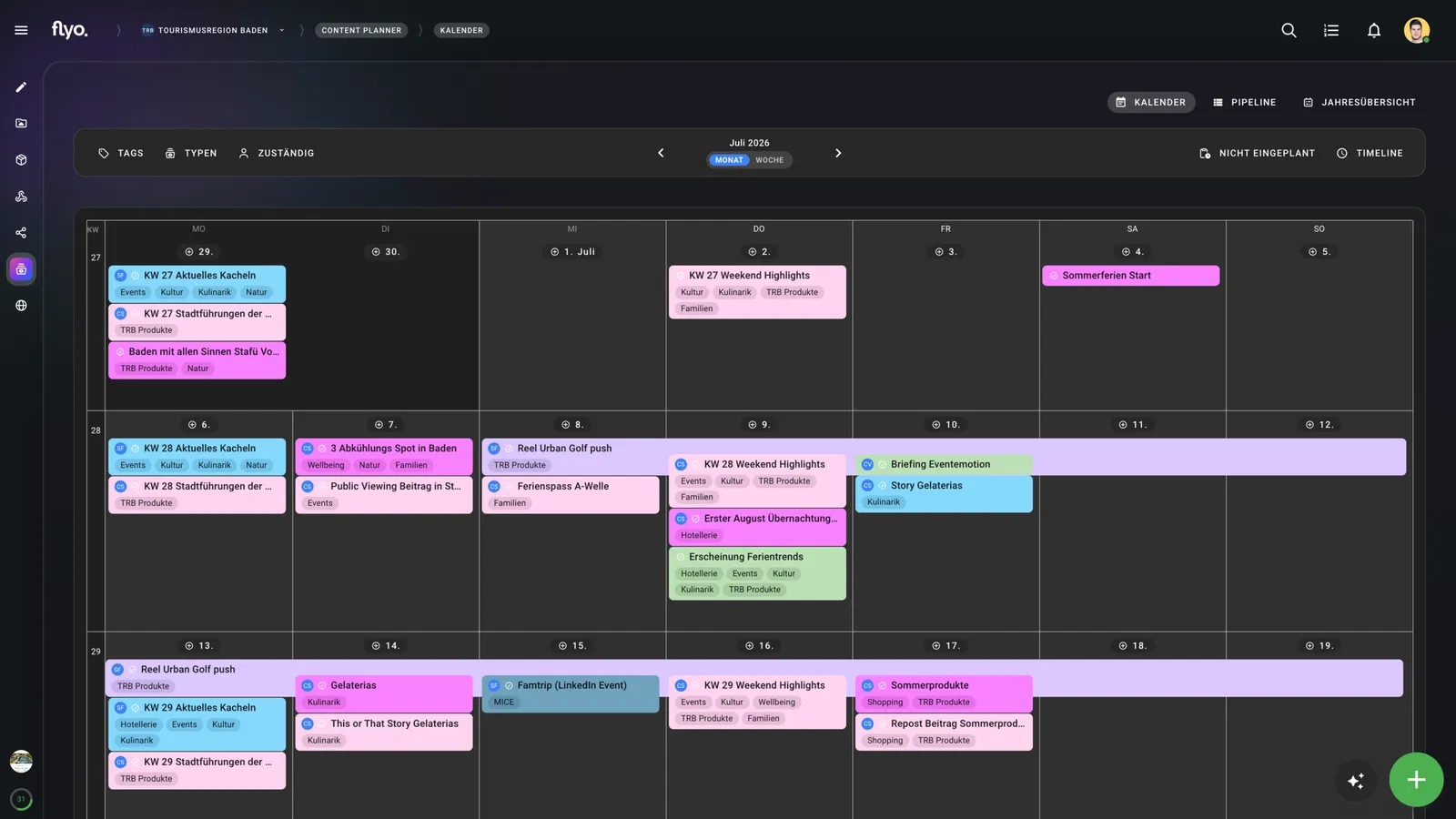 Dunkler Kalender im Monatslayout für Juli 2026 mit farbcodierten Terminen, mehrtägigen Ereignissen und Navigationsleisten.