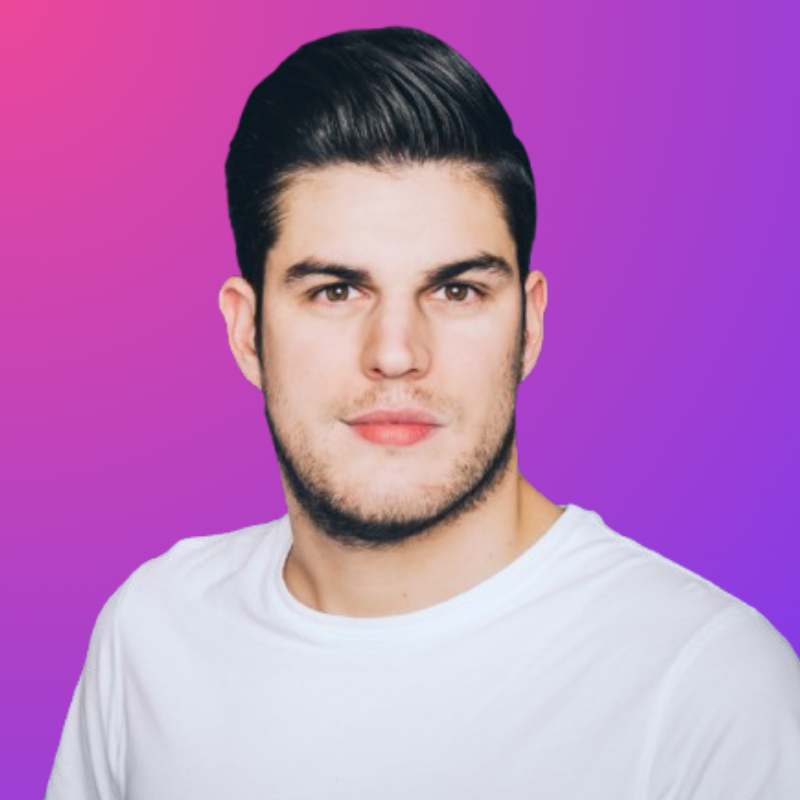 Porträt eines jungen Mannes mit dunklem Haar und Bart in weißem T-Shirt vor pink-violettem Hintergrund.