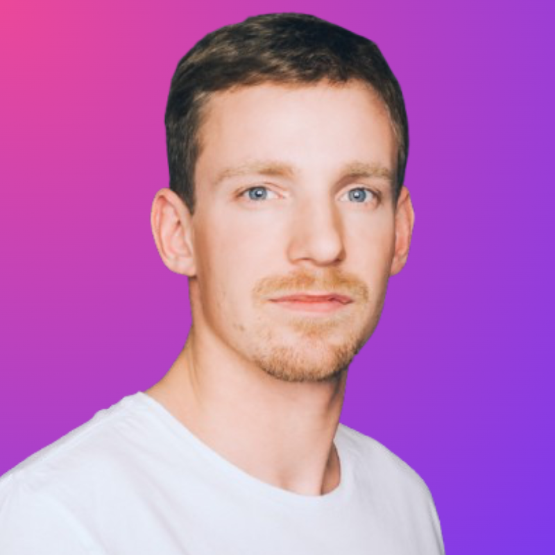 Porträt eines Mannes mit kurzen dunklen Haaren und weißem T-Shirt vor pink-violettem Farbverlauf.