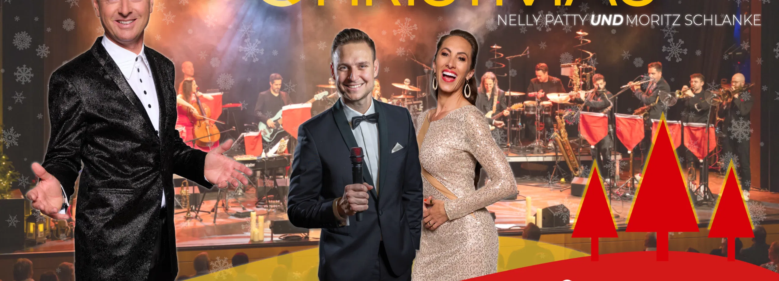 Weihnachtliches Konzertmotiv mit drei singenden Personen vor Orchester, Bühne und Publikum; Schriftzug „It’s Christmas Time“ sowie rote Tannenbaum- und Veranstaltungslogos.