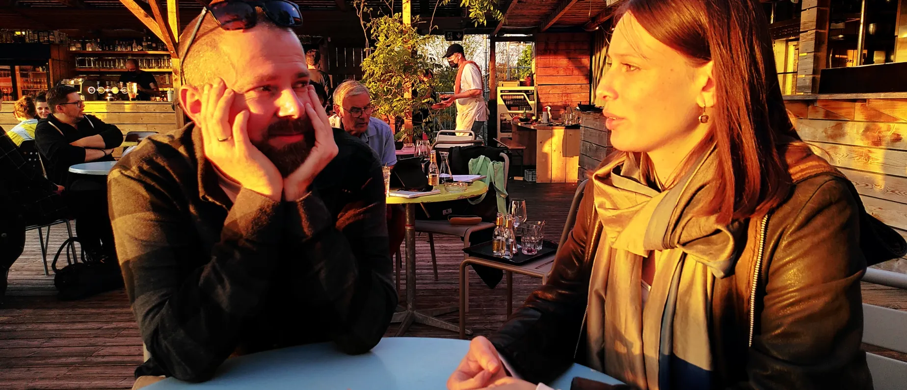 Sonnengeküsst: Der diesjährige Gewinner der BaselBartender Competition, Martin Bornemann, mit seiner Partnerin, Christina, auf dem Viertel_Dach.