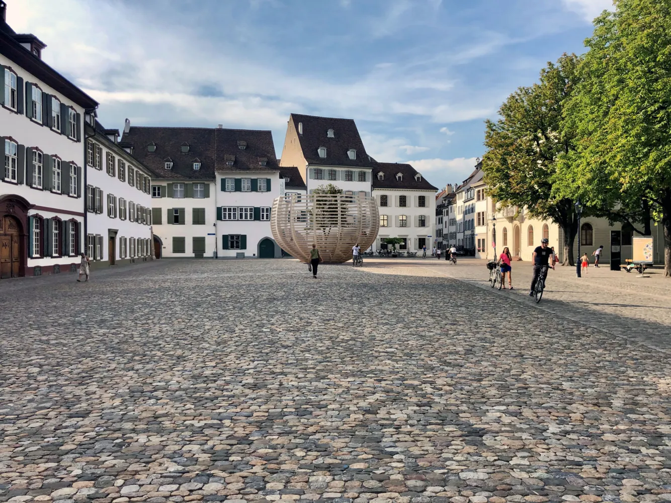 Arena für einen Baum - eine begehbare Kunstintervention von Klaus Littmann, Münsterplatz Basel