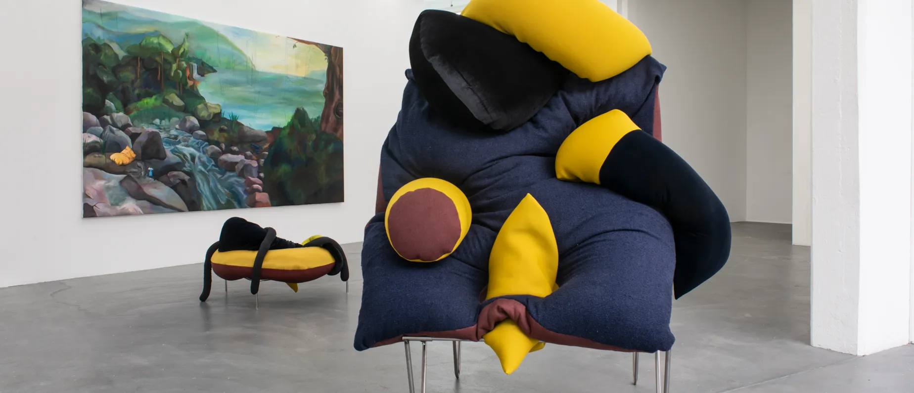 Dorian-Orlando Weber, Der blaue Hummer, Öl auf Leinwand; Simone Steinegger, The legacy of hugs, Seide, Wolle, Neopren, Polsterstoff, Sand, Kork, Styropor, Federn, Stahl