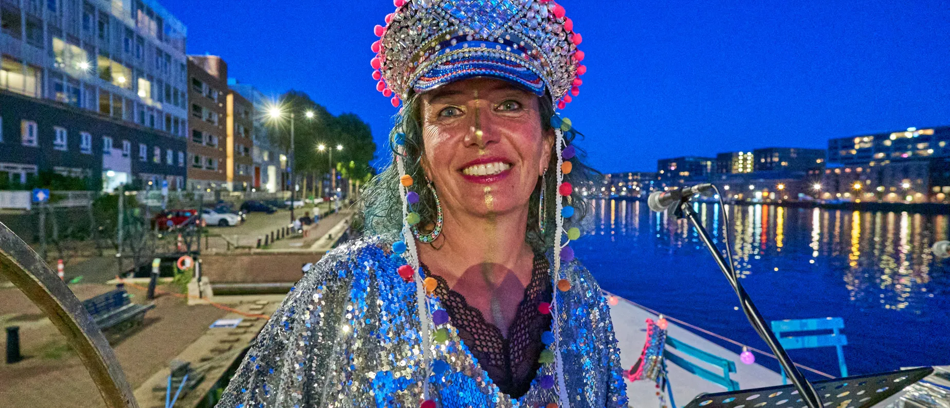 Bunte Vögel braucht die Welt! Anmari Mëtsa Yabi Wili ist auf ihrem Schiff im Element.