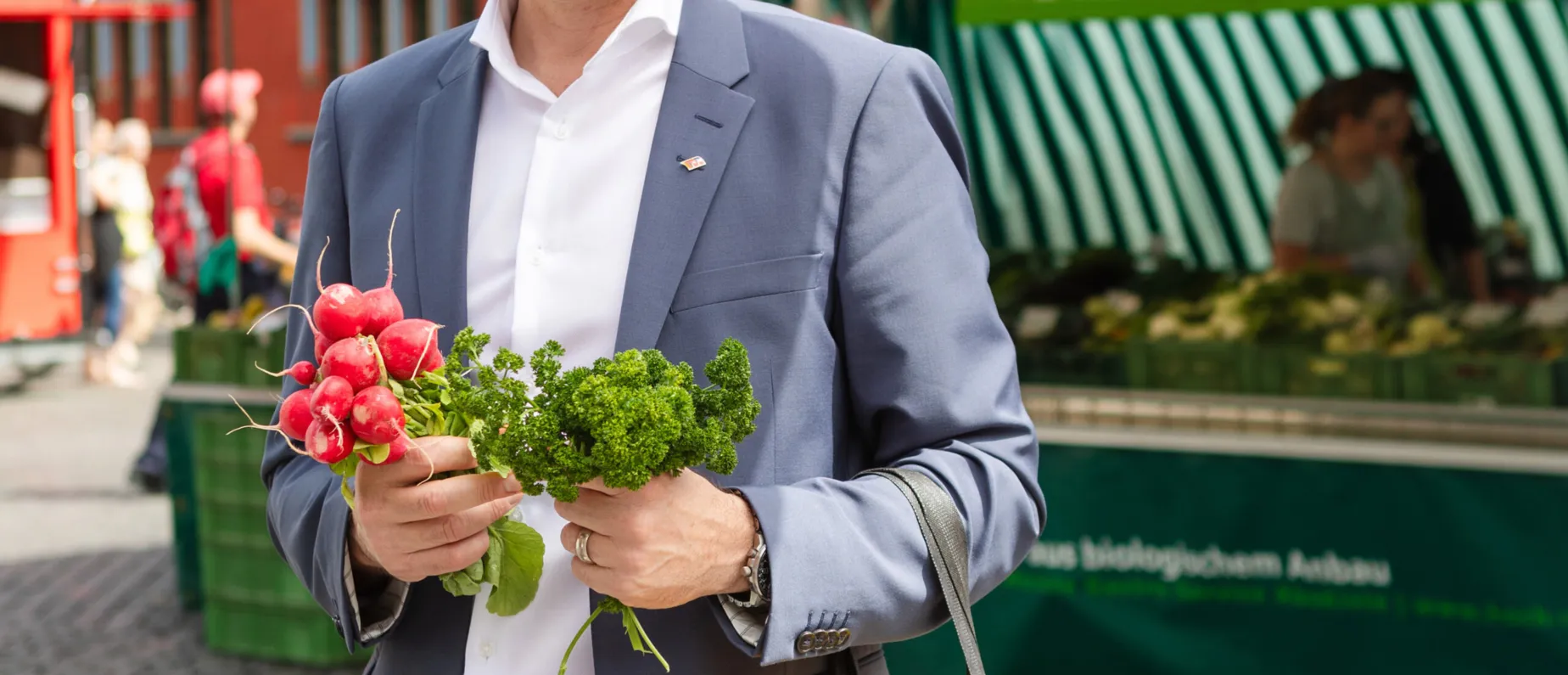 Basler Regierungspräsident Beat Jans auf dem Stadtmarkt.