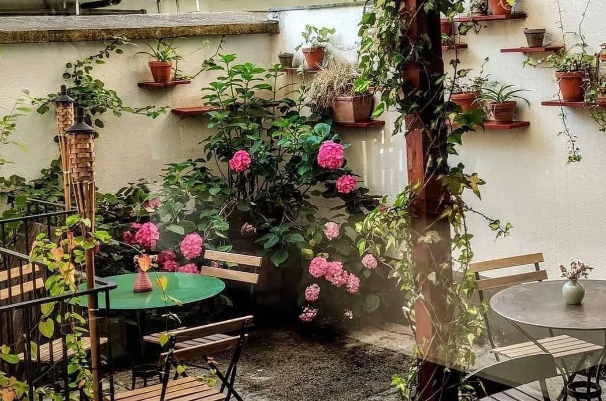 Brunch oder Cocktail? Im hübschen Gärtchen von Smuk schmeckt beides lecker.