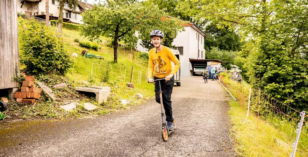 Ambulanter Patient auf Kickboard