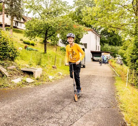 Ambulanter Patient auf Kickboard