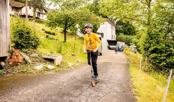 Ambulanter Patient auf Kickboard