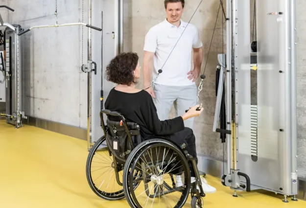 MTT Frau im Rollstuhl