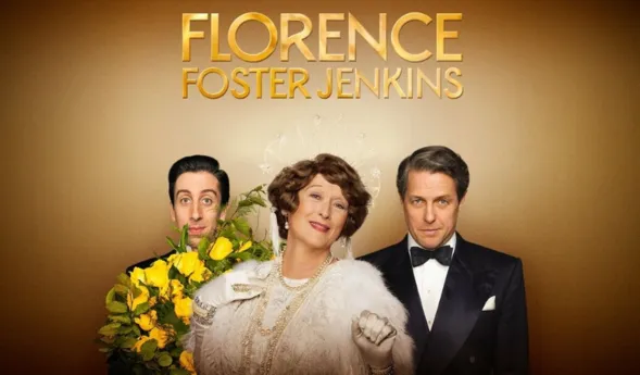 Drei Personen vor einem goldenen Hintergrund: Eine Frau in eleganter, weißer Kleidung mit einer Tiara und Blumen, ein Mann mit einem Strauß gelber Blumen und ein weiterer Mann in einem schwarzen Anzug mit Fliege. Oben der Titel „FLORENCE FOSTER JENKINS...