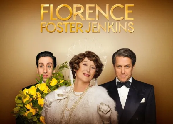 Drei Personen vor einem goldenen Hintergrund: Eine Frau in eleganter, weißer Kleidung mit einer Tiara und Blumen, ein Mann mit einem Strauß gelber Blumen und ein weiterer Mann in einem schwarzen Anzug mit Fliege. Oben der Titel „FLORENCE FOSTER JENKINS...