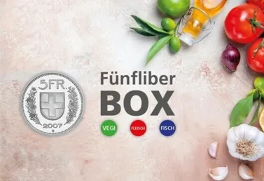 Silberne Münze mit der Aufschrift „5 FR 2007“ links, daneben frisches Gemüse und Obst wie Tomaten, Limetten, Knoblauch und Zwiebeln. Im Hintergrund ein Glas mit Getränk. In der Mitte der Text „Fünfliber BOX“ und farbige Punkte mit den Beschriftungen „V...