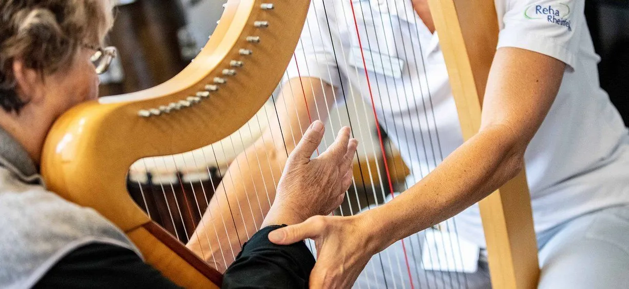 Frau in Musiktherapie