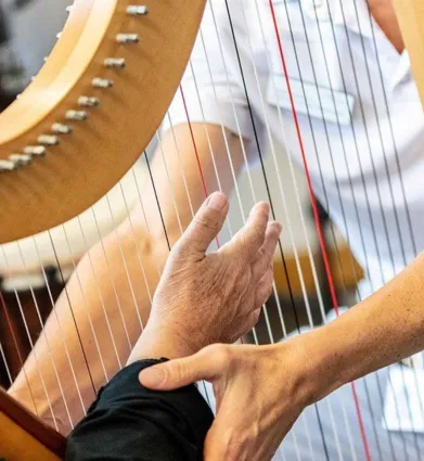 Frau in Musiktherapie