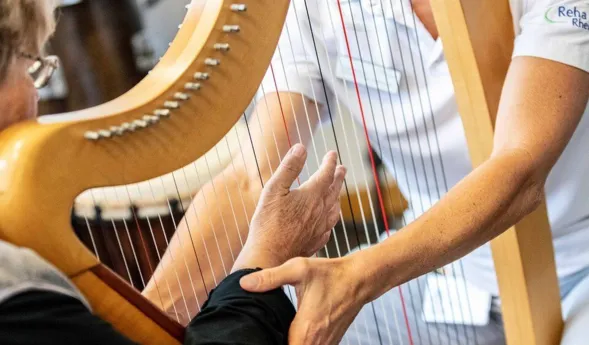 Frau in Musiktherapie