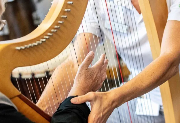 Frau in Musiktherapie