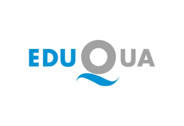 EDUQUA-Logo mit blauen und grauen Schriftzügen sowie einer stilisierten Welle in Blau.