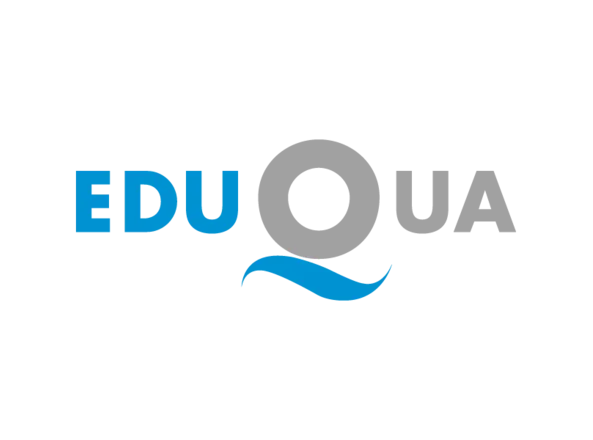 EDUQUA-Logo mit blauen und grauen Schriftzügen sowie einer stilisierten Welle in Blau.