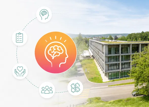 Modernes Bürogebäude an einer Straße, überlagert von einem farbigen Kopf-Gehirn-Symbol und kreisförmig angeordneten Gesundheits- und Betreuungssymbolen.