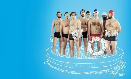 Gruppe von acht bärtigen, nackten Männern in Unterwäsche mit Kronen, die auf einem stilisierten, blauen kreisförmigen Podest stehen, umgeben von Wasserlinien und Wellen.