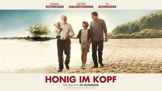 Filmplakat zu „Honig im Kopf“: Drei Generationen gehen am Strand entlang; darüber stehen die Darstellernamen, darunter der Filmtitel.