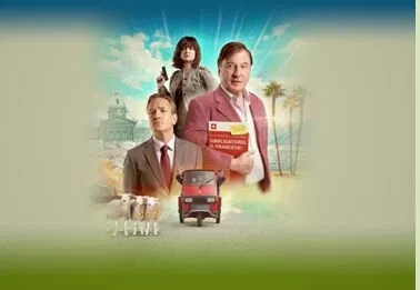 Filmplakat mit drei Personen, einem roten Tuk-Tuk, Schafen und Palmen vor pastellfarbener Küstenlandschaft.