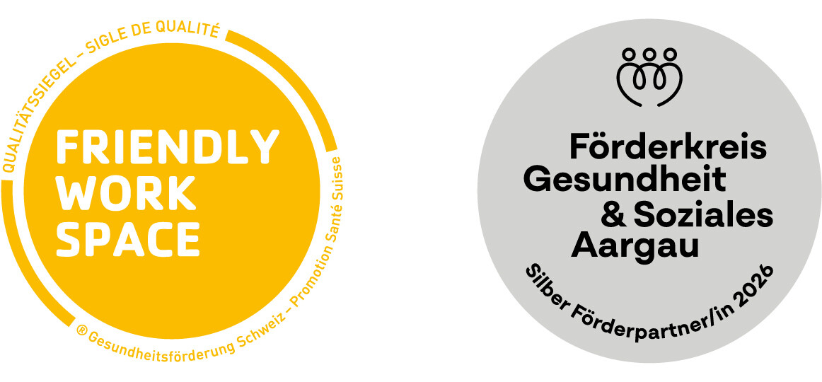 Zwei kreisförmige Logos: links „Friendly Work Space“ auf gelbem Hintergrund, rechts „Förderkreis Gesundheit & Soziales Aargau“ auf grauem Hintergrund mit Symbolen.