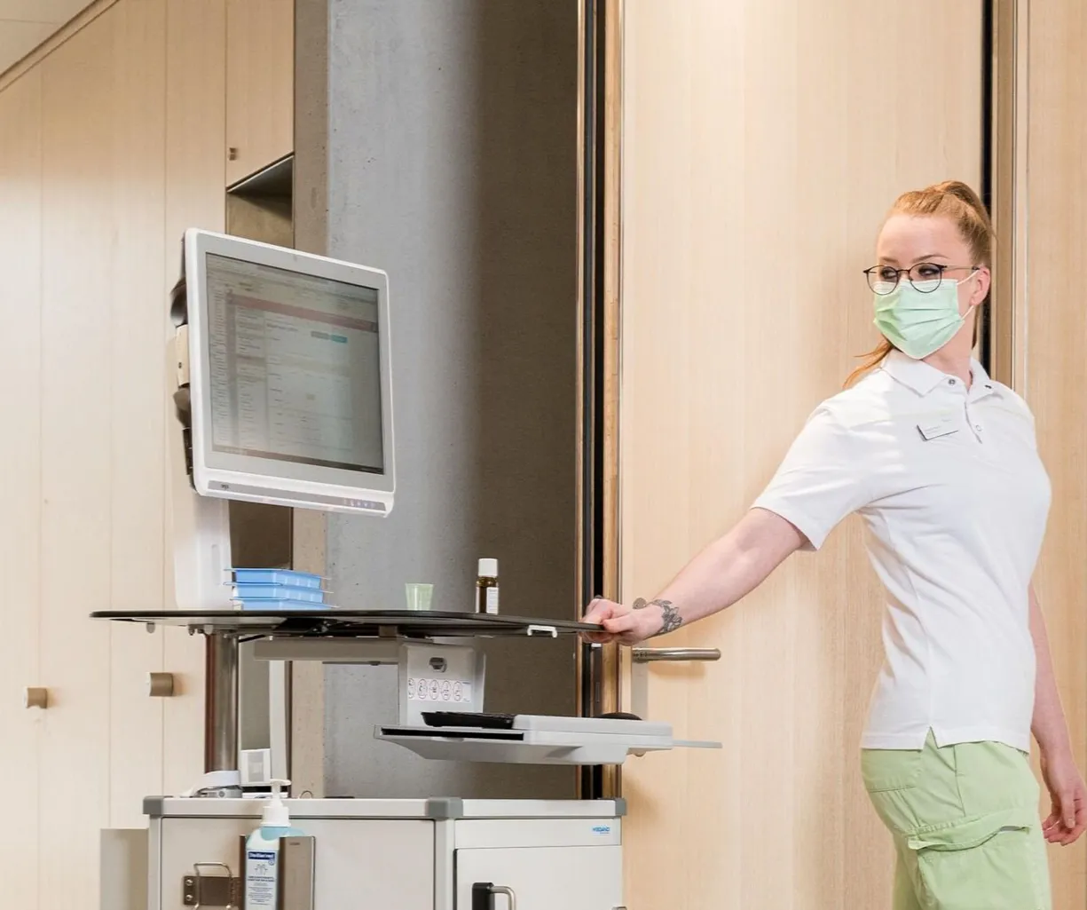 Pflegefachfrau mit Pflegewagen