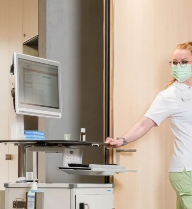 Pflegefachfrau mit Pflegewagen