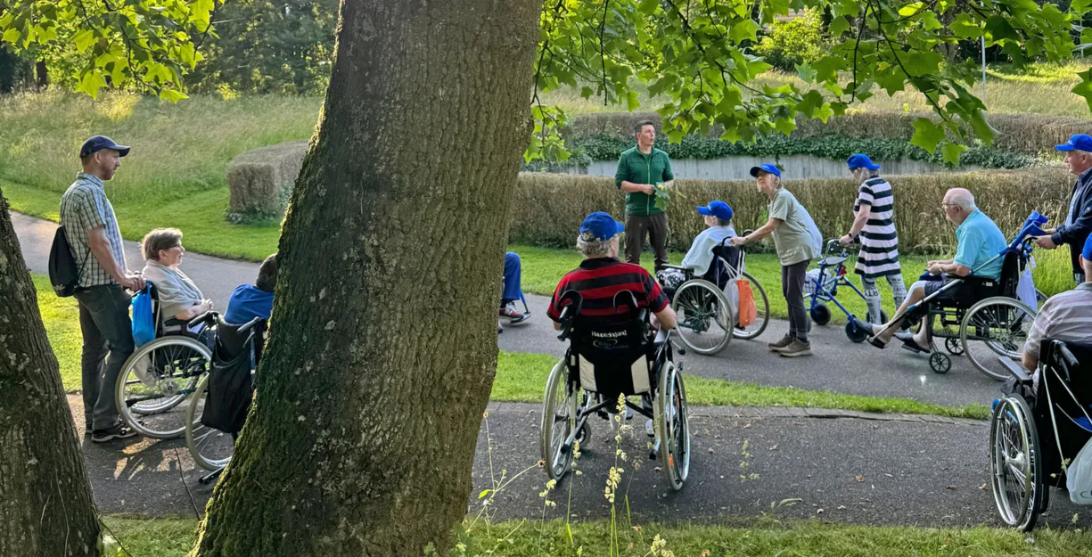 Parkrundgang mit Patienten im Rollstuhl