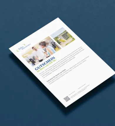 Gutschein im Wert von CHF 20.- für Dienstleistungen der Reha Rheinfelden. Auf der Vorderseite sind Bilder von einem Fitnessbereich und einer Beratungssituation abgebildet. Der Gutschein enthält Informationen zu Angeboten und Kontaktdaten.