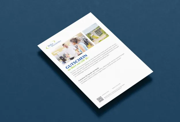 Gutschein im Wert von CHF 20.- für Dienstleistungen der Reha Rheinfelden. Auf der Vorderseite sind Bilder von einem Fitnessbereich und einer Beratungssituation abgebildet. Der Gutschein enthält Informationen zu Angeboten und Kontaktdaten.