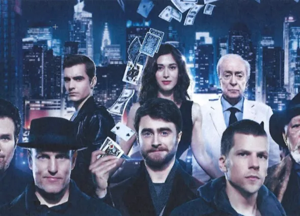 Eine Gruppe von acht Personen steht vor einer urbanen Skyline bei Nacht. Einige halten Spielkarten und Geldscheine in der Hand. Die Charaktere sind in unterschiedlichen Kleidungsstilen gekleidet, darunter Anzüge und lässige Outfits.