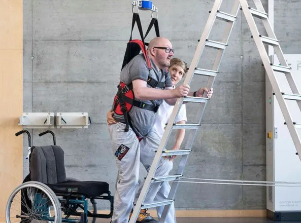 Mann in Neurologischer Rehabilitation bei robotikgestützter Therapie