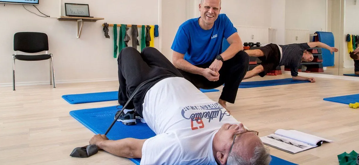 Mann in GLA:D Rehabilitation