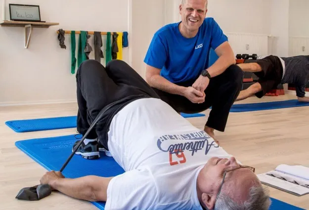 Mann in GLA:D Rehabilitation