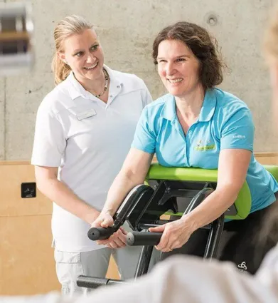 Frau in Physiotherapie