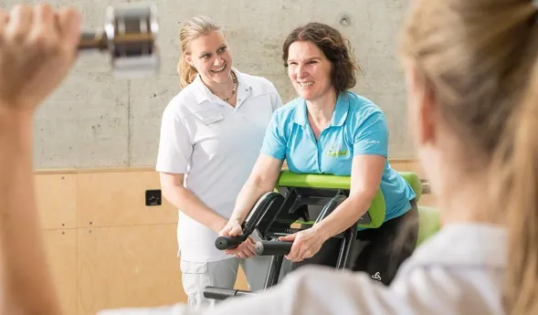 Frau in Physiotherapie