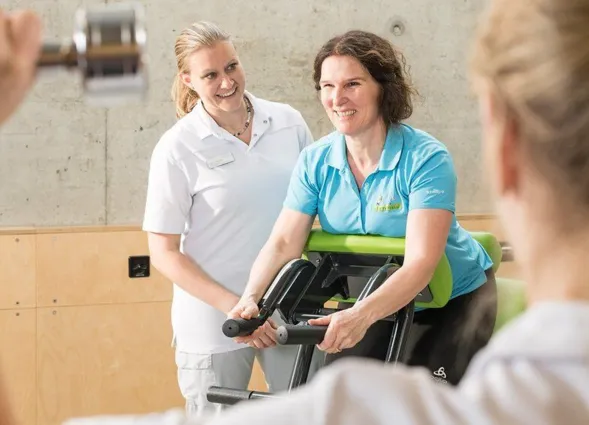 Frau in Physiotherapie