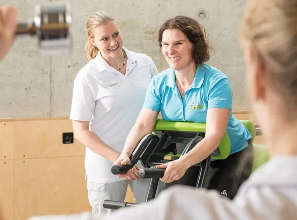 Frau in Physiotherapie